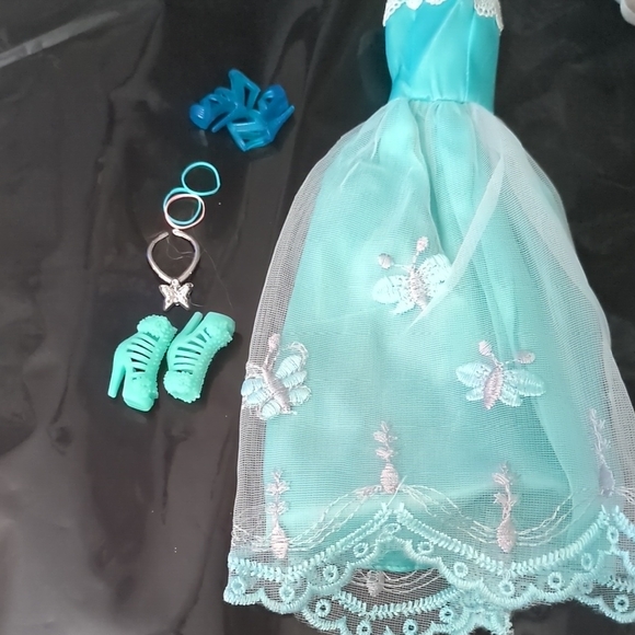 Barbie Turquoise Dress with Accessories - Picture 1 of 10